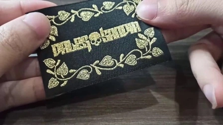 Etiqueta de pescoço tecida com fio dourado de design profissional para vestuário